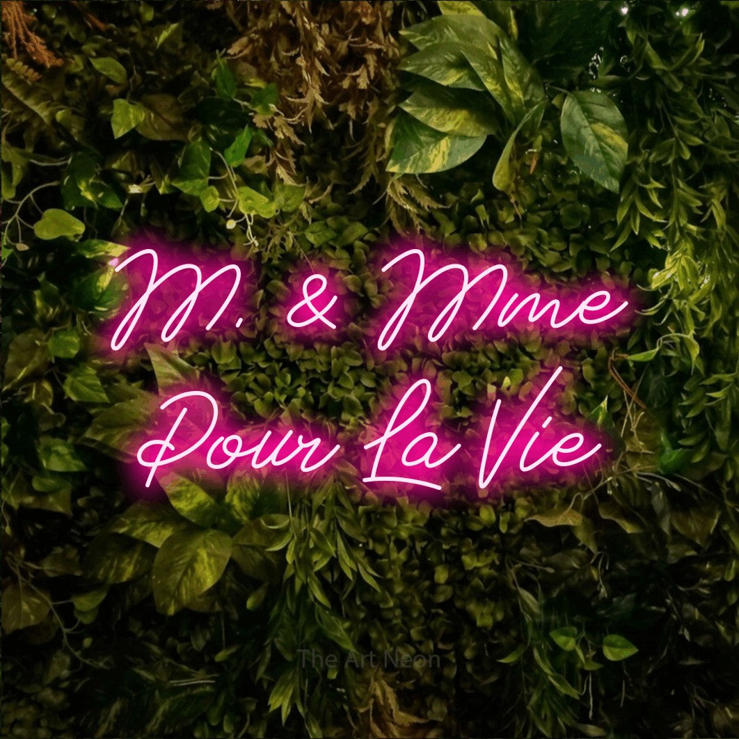 LED neon sign reading “M. & Mme Pour La Vie”, arranged in 2 lines.