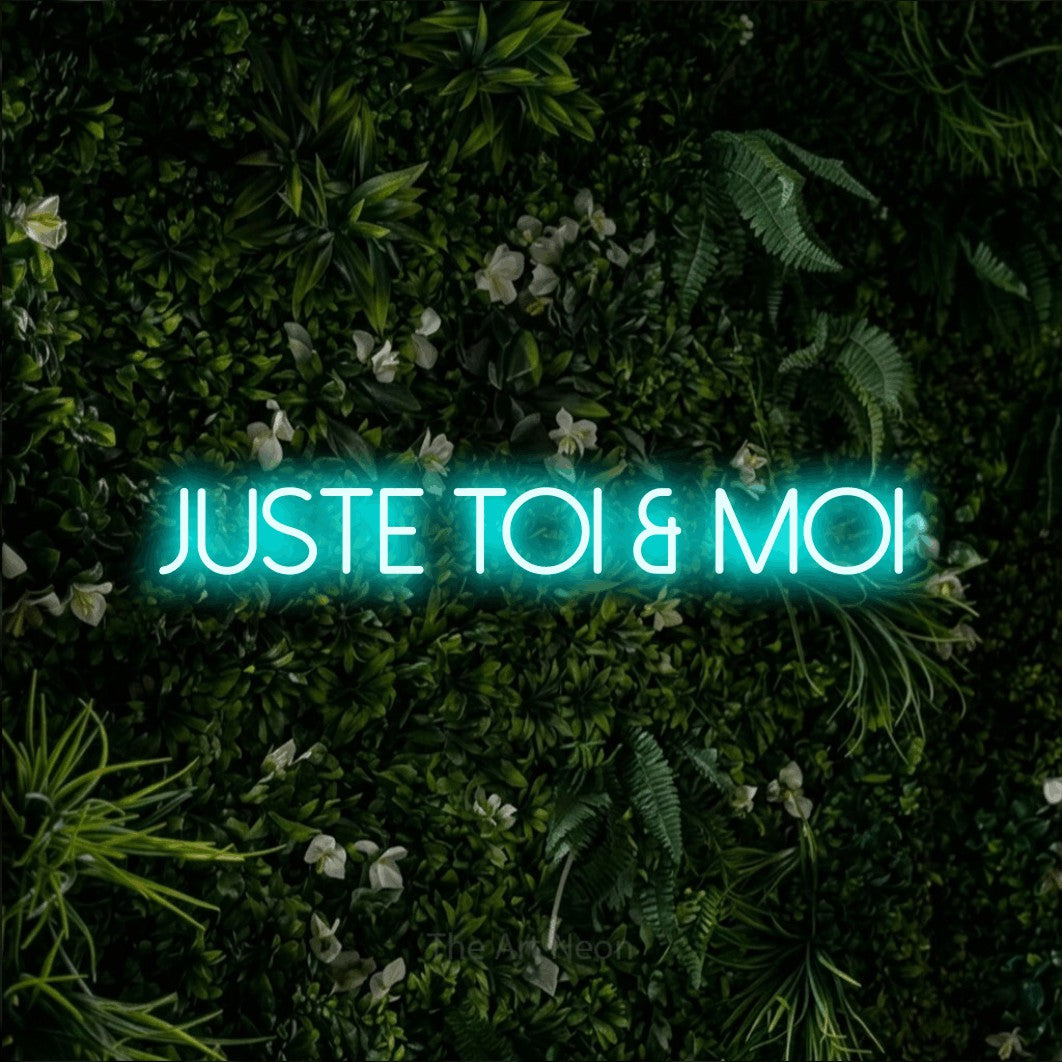 LED neon sign reading “Juste Toi & Moi”, arranged in a single line.
