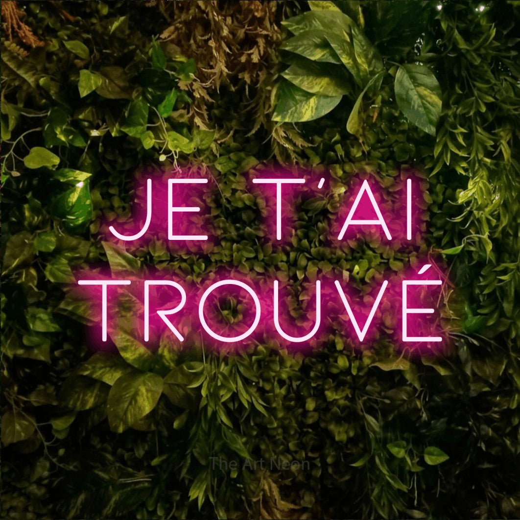 LED neon sign reading “je t'ai trouvé”, arranged in 2 lines.