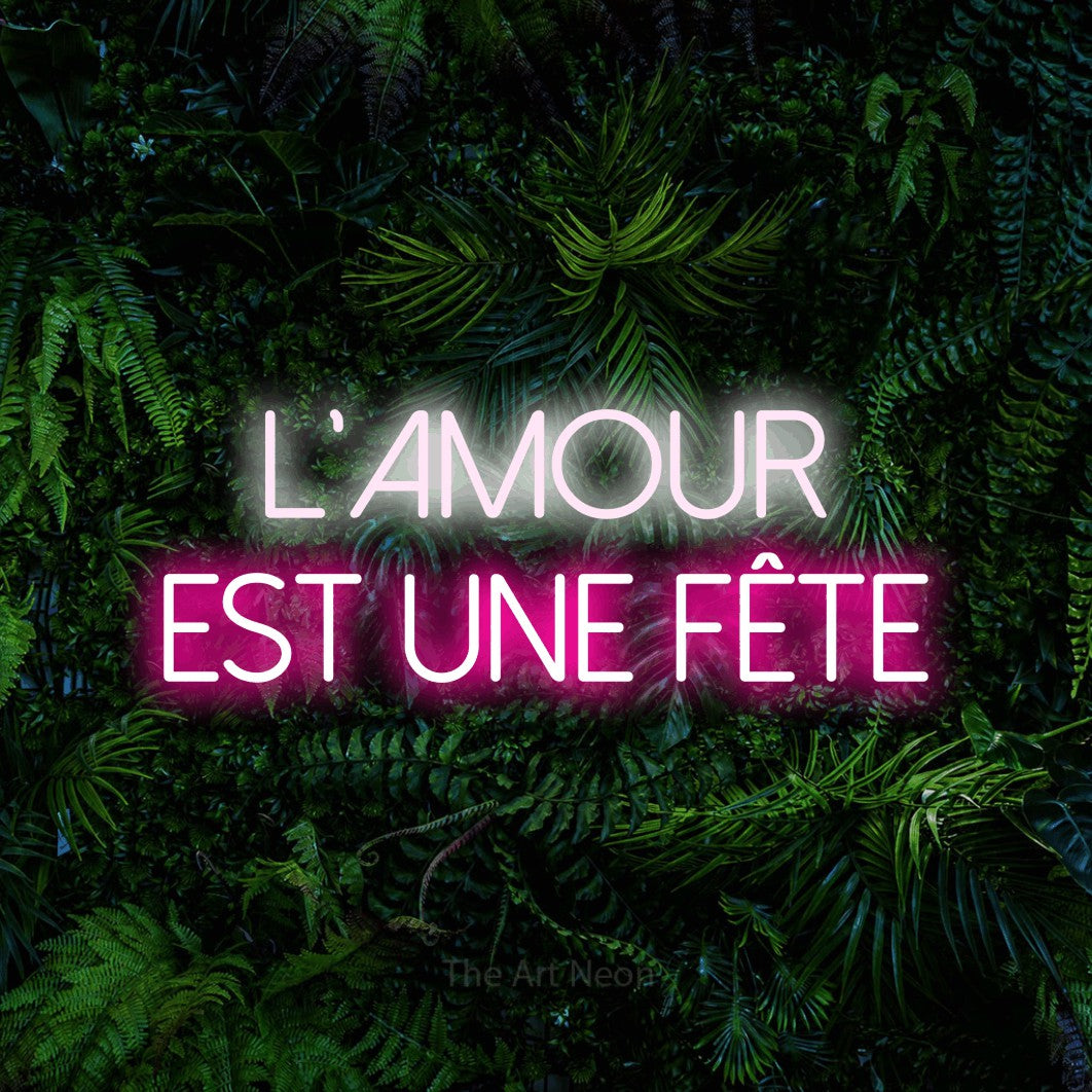 LED neon sign reading “L'Amour Est Une Fête”, arranged in 2 lines.