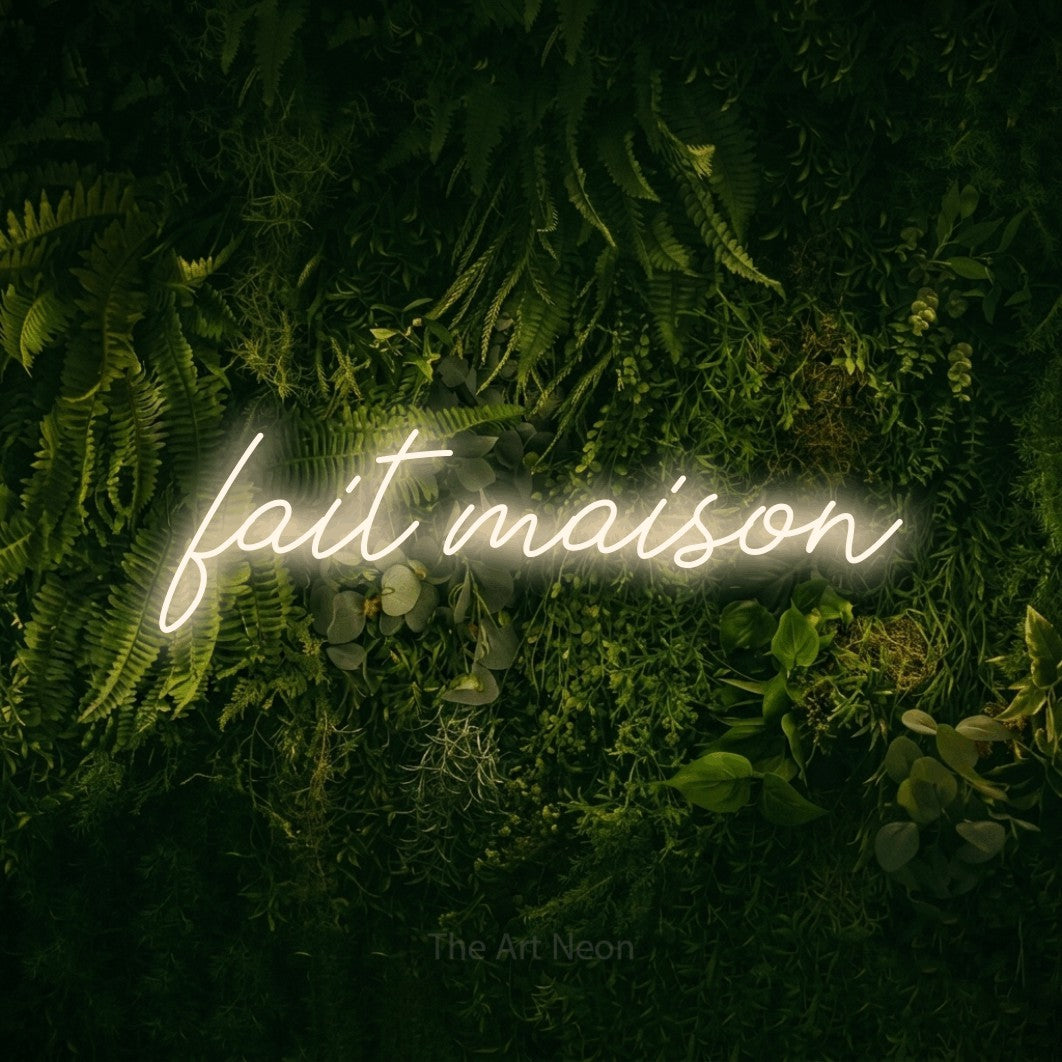 LED neon sign reading “fait maison”, arranged in a single line.