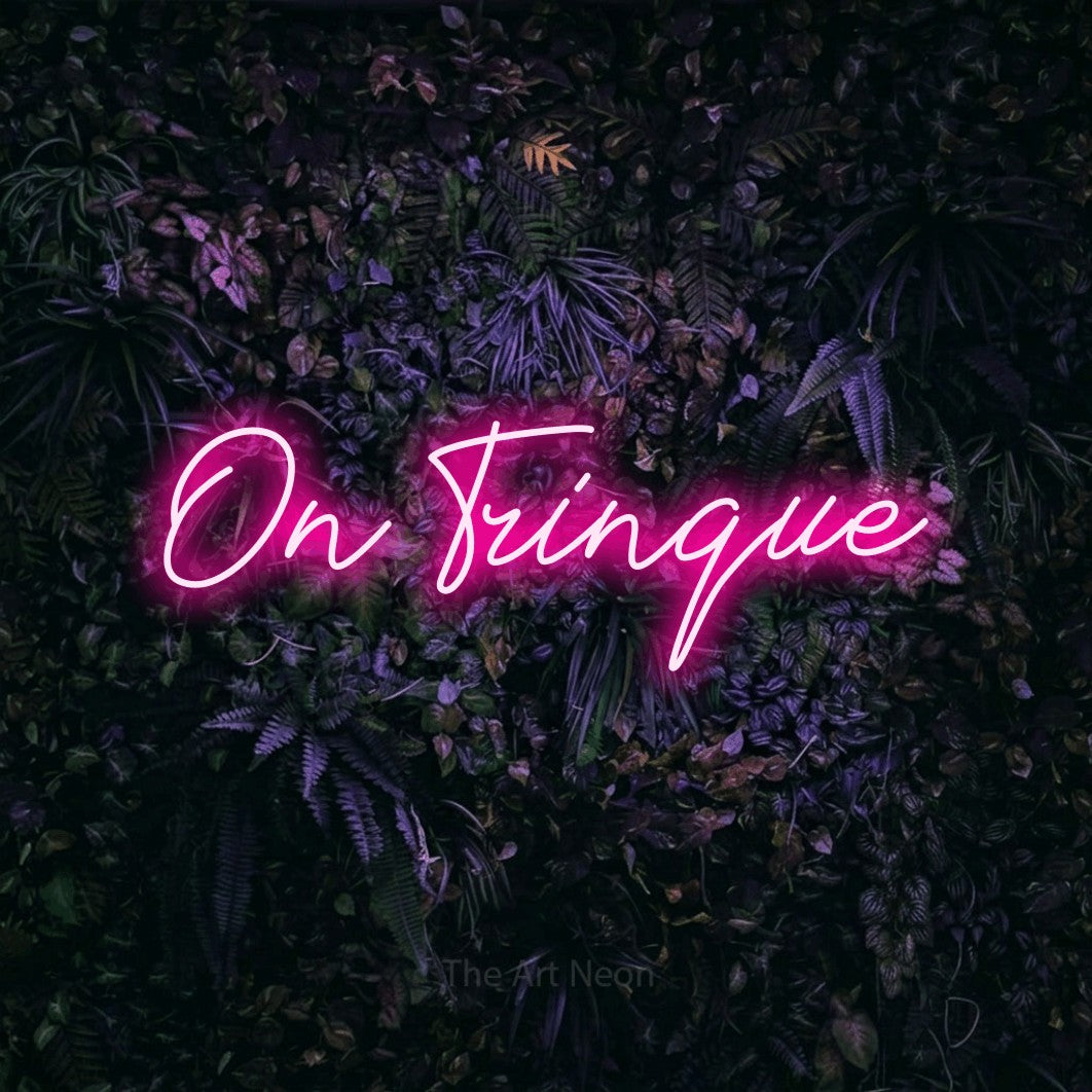 LED neon sign reading “On Trinque”, arranged in a single line.