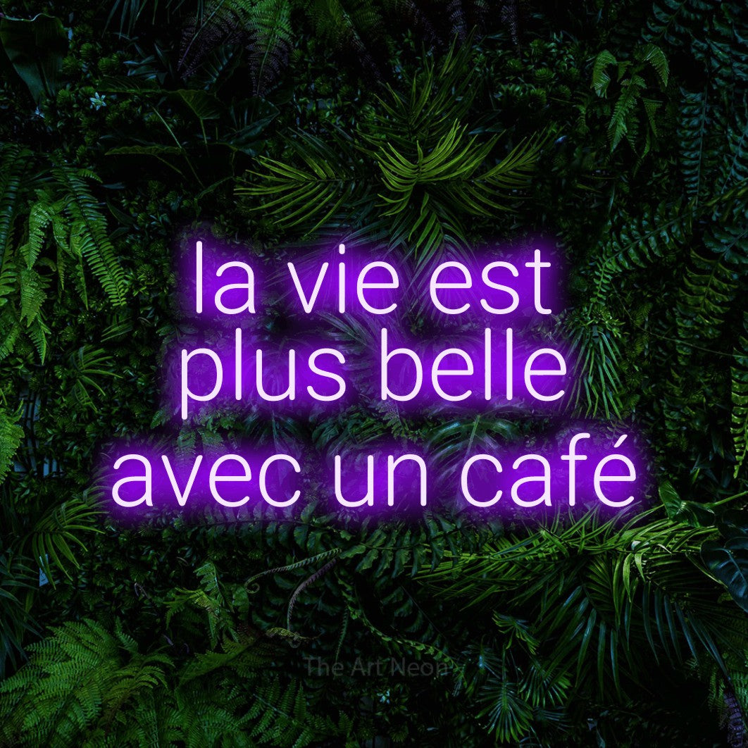 LED neon sign reading “la vie est plus belle avec un café”, arranged in 3 lines.