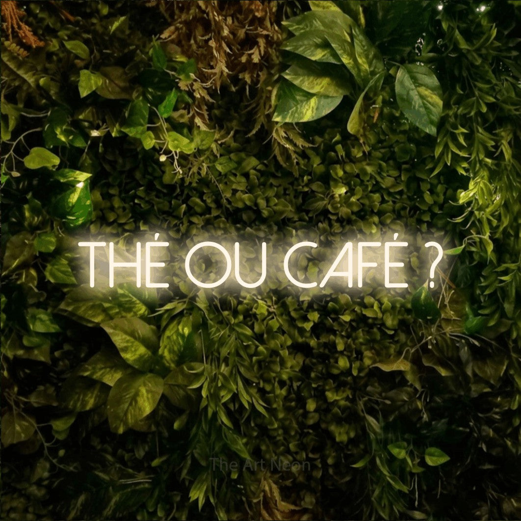LED neon sign reading “THÉ OU CAFÉ ?”, arranged in a single line.
