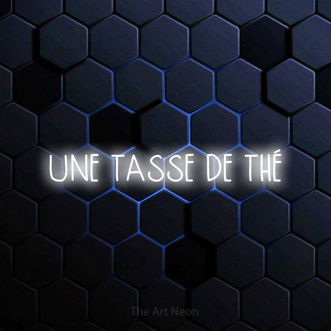 LED neon sign reading “UNE TASSE DE THÉ”, arranged in a single line.