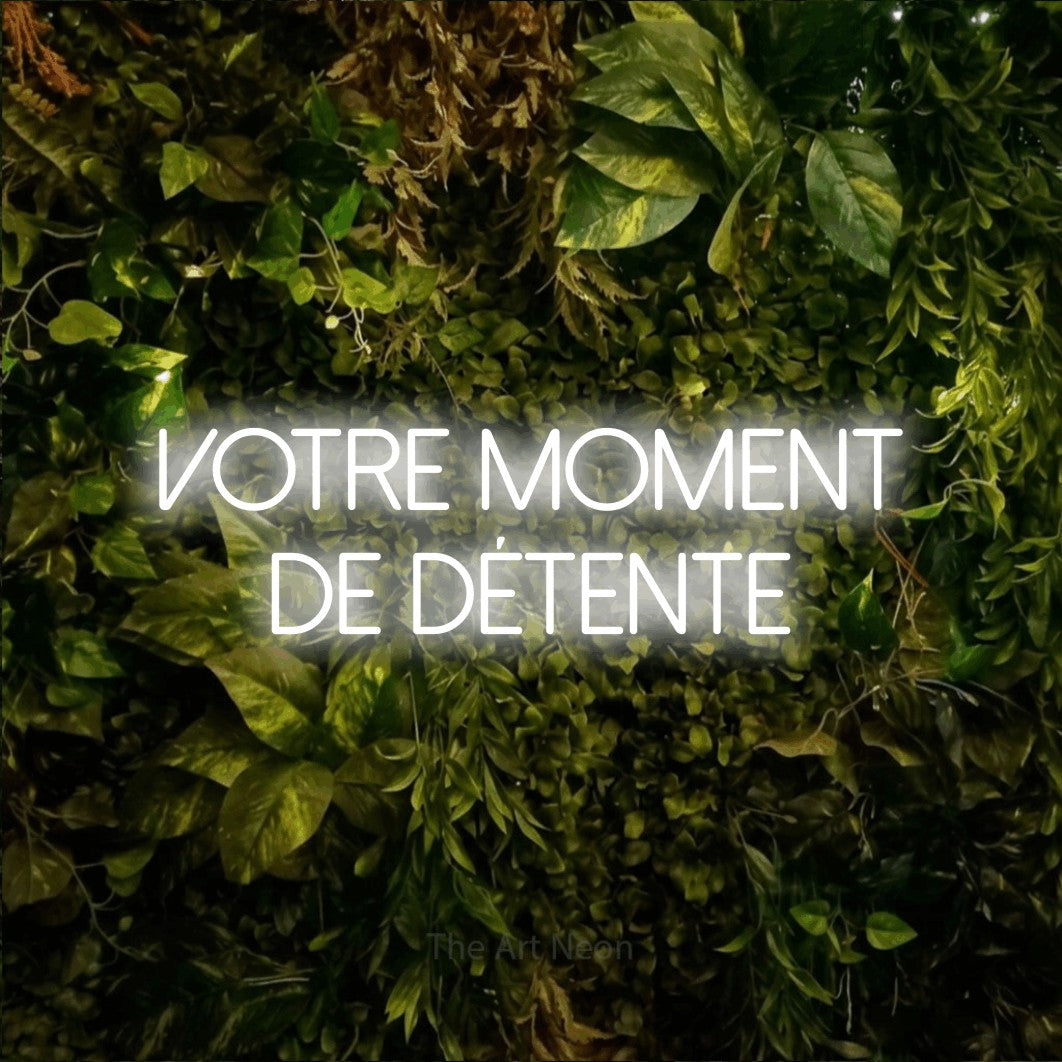 LED neon sign reading “votre moment de détente”, arranged in 2 lines.