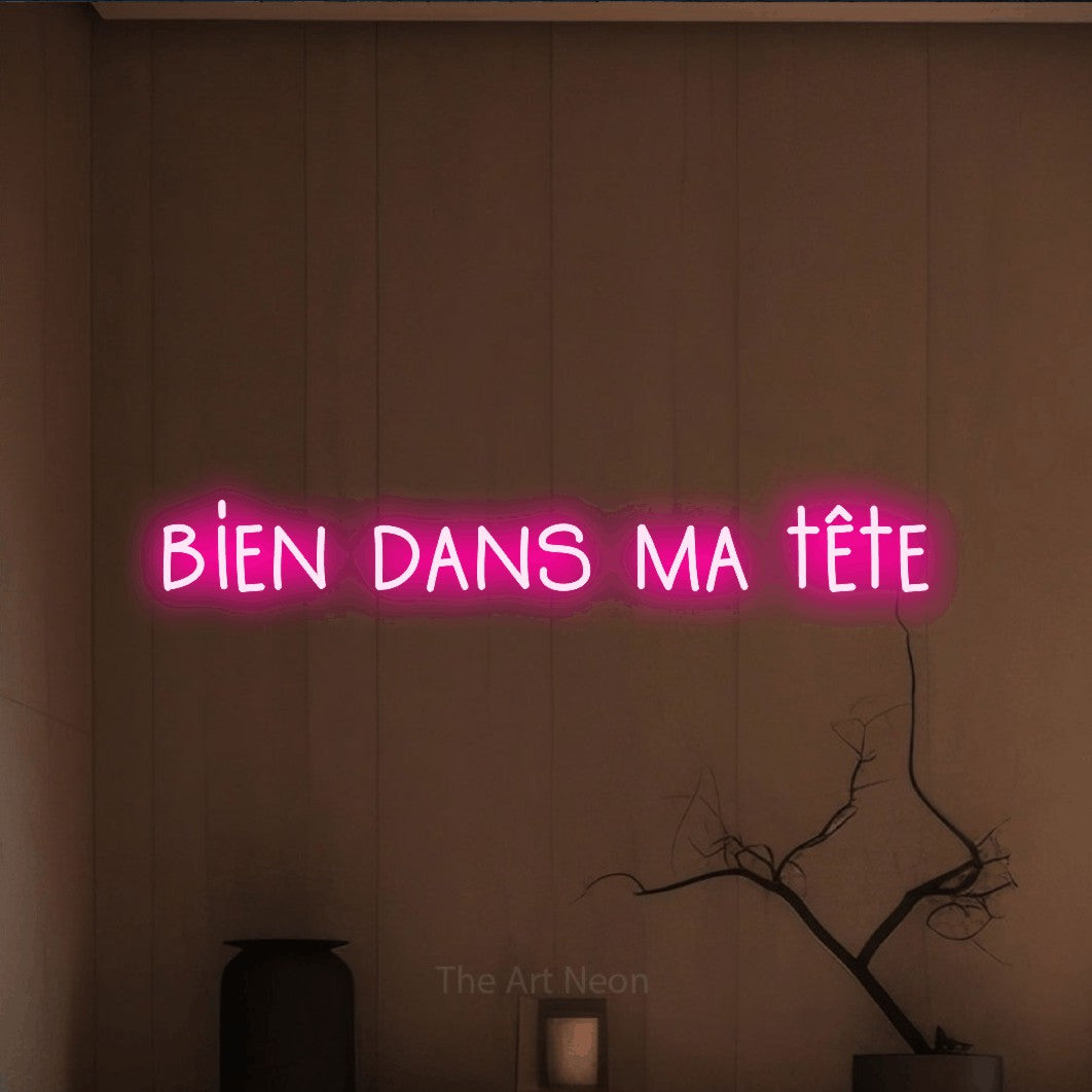 LED neon sign reading “bien dans ma tête”, arranged in a single line.