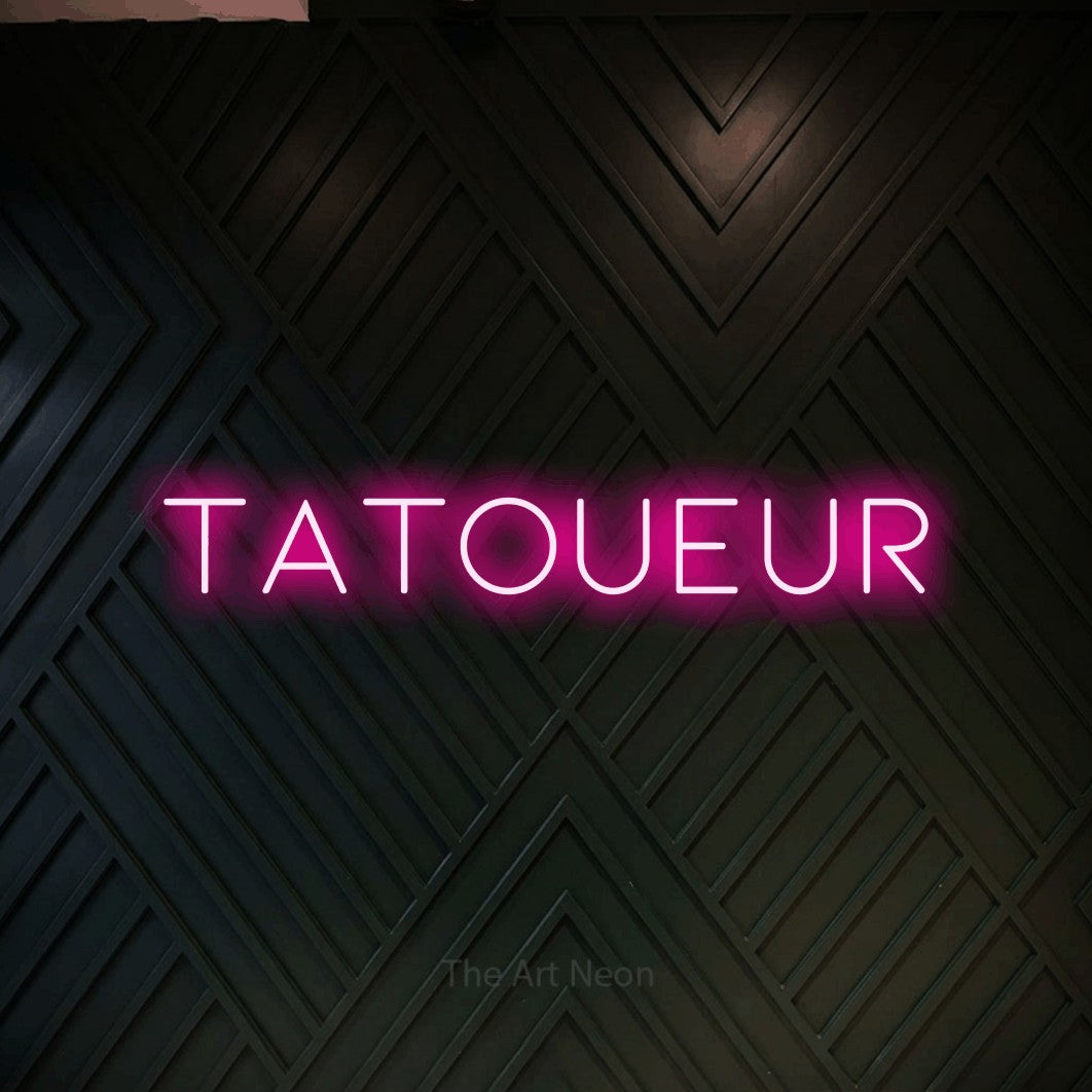 LED neon sign reading “Tatoueur”, arranged in a single line.