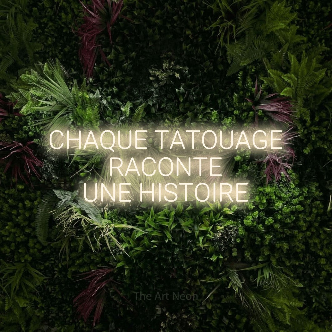 LED neon sign reading “CHAQUE TATOUAGE RACONTE UNE HISTOIRE”, arranged in 3 lines.