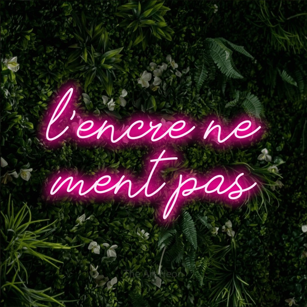 LED neon sign reading “l'encre ne ment pas”, arranged in 2 lines.