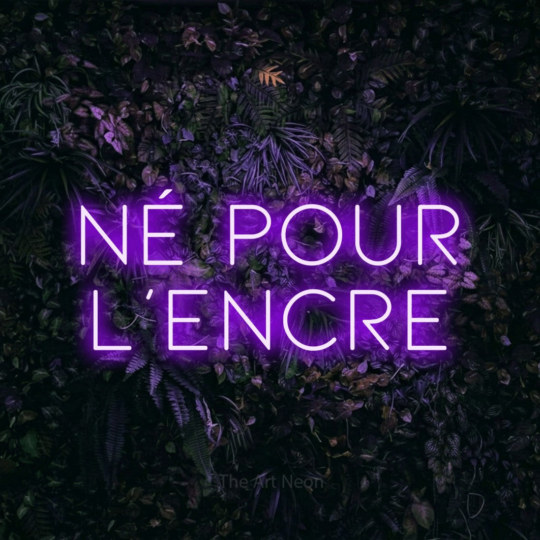 LED neon sign reading “Né pour l'encre”, arranged in 2 lines.