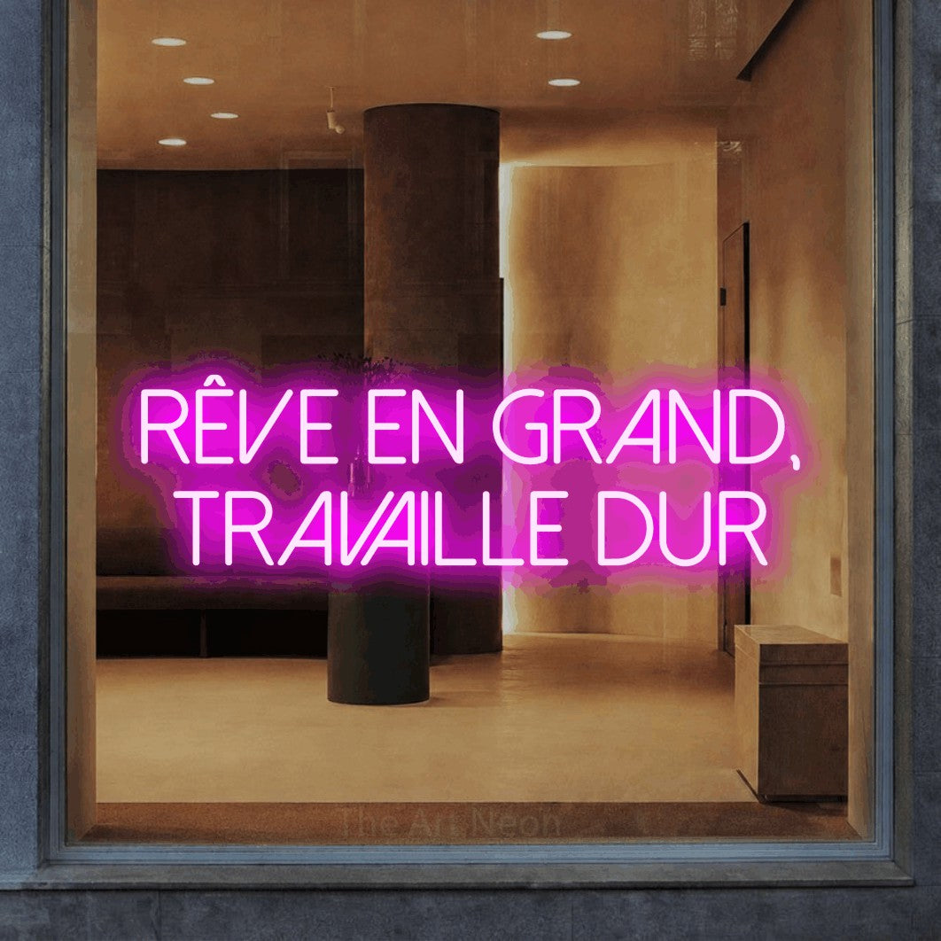 LED neon sign reading “Rêve En Grand, Travaille Dur”, arranged in 2 lines.