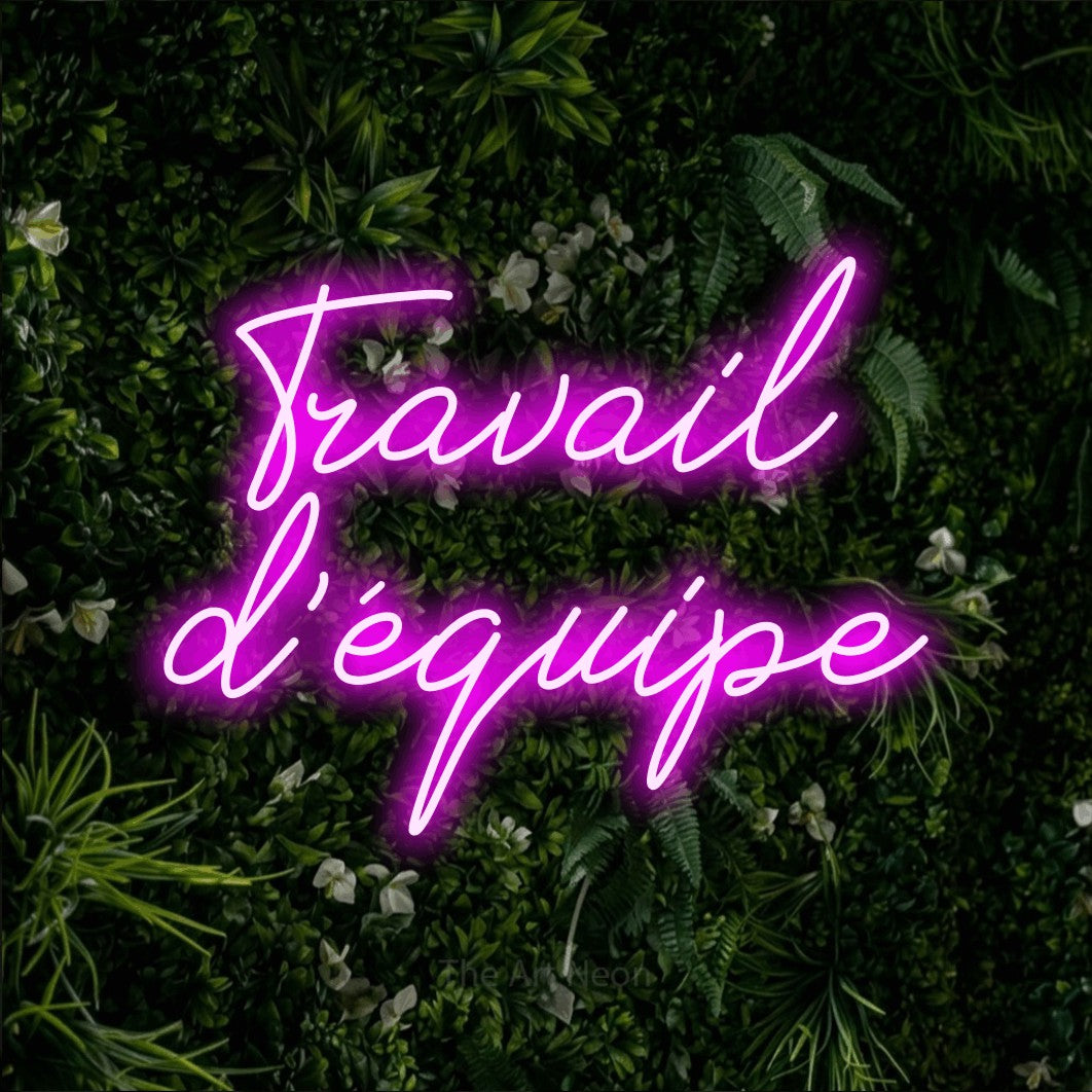 LED neon sign reading “Travail d'équipe”, arranged in 2 lines.