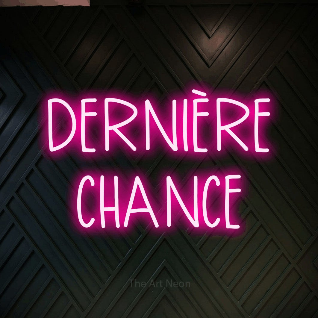 LED neon sign reading “DERNIÈRE CHANCE”, arranged in 2 lines.