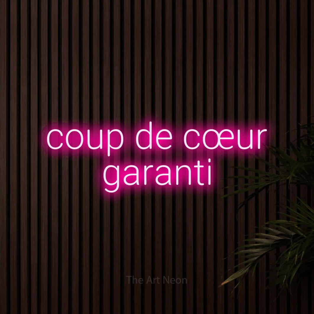 LED neon sign reading “coup de cœur garanti”, arranged in 2 lines.
