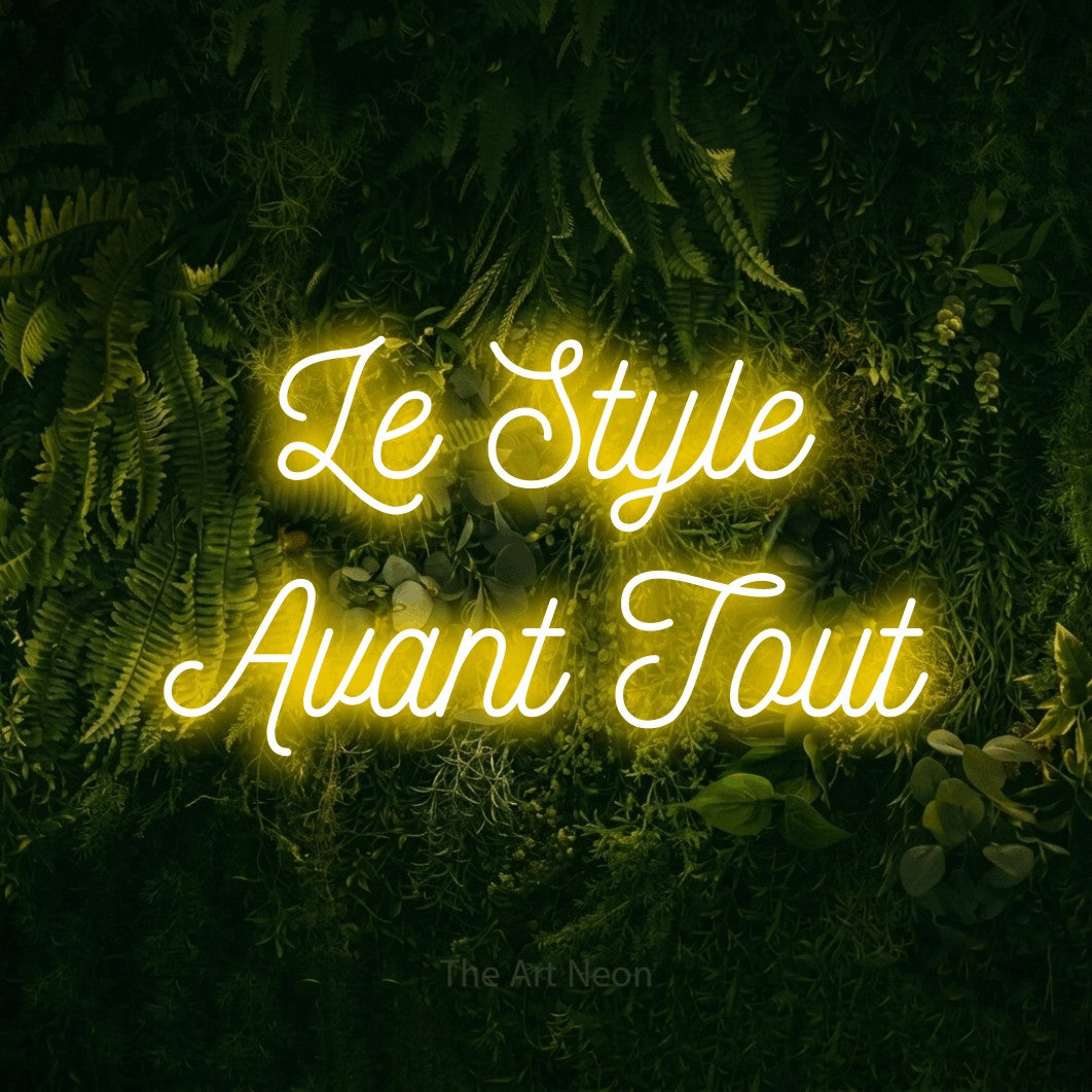 LED neon sign reading “Le Style Avant Tout”, arranged in 2 lines.