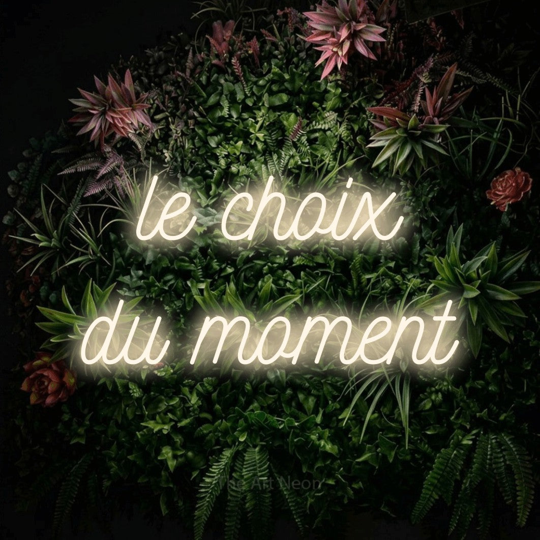 LED neon sign reading “le choix du moment”, arranged in 2 lines.