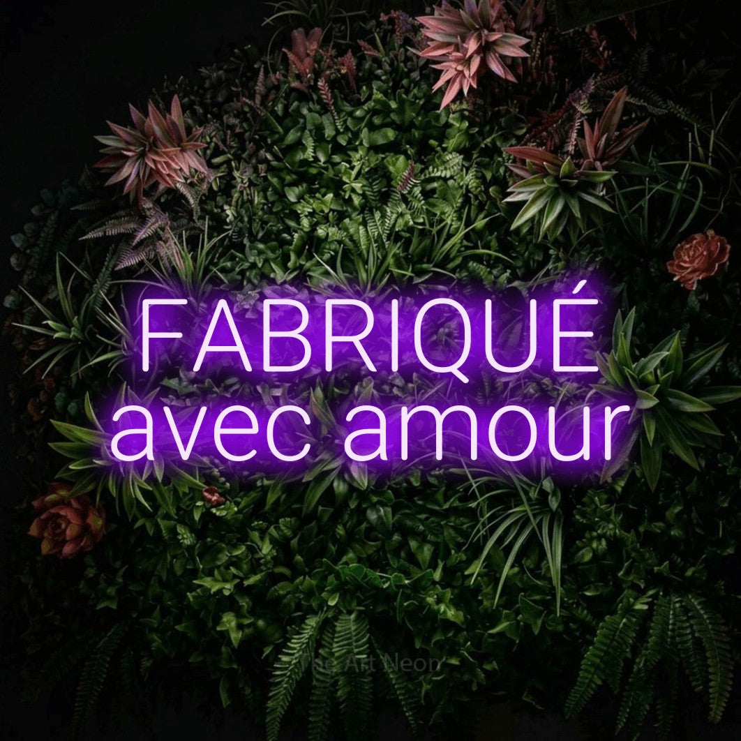 LED neon sign reading “FABRIQUÉ avec amour”, arranged in 2 lines.