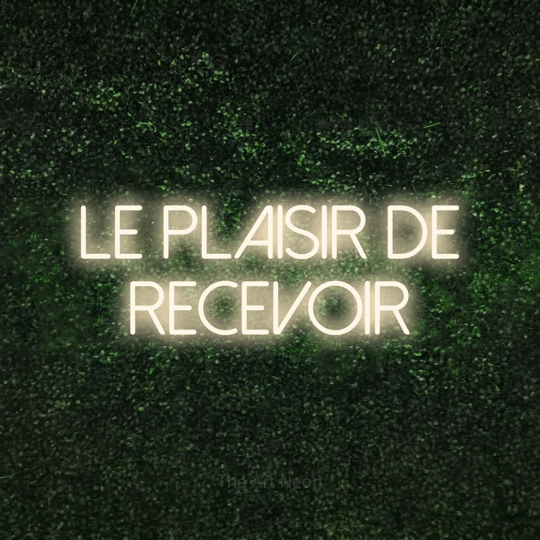 LED neon sign reading “Le Plaisir De Recevoir”, arranged in 2 lines.