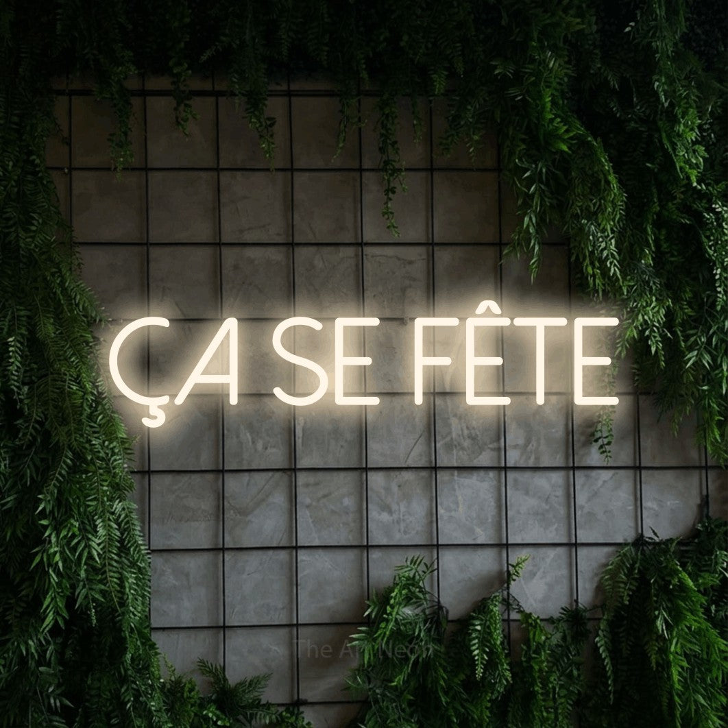 LED neon sign reading “Ça Se Fête”, arranged in a single line.