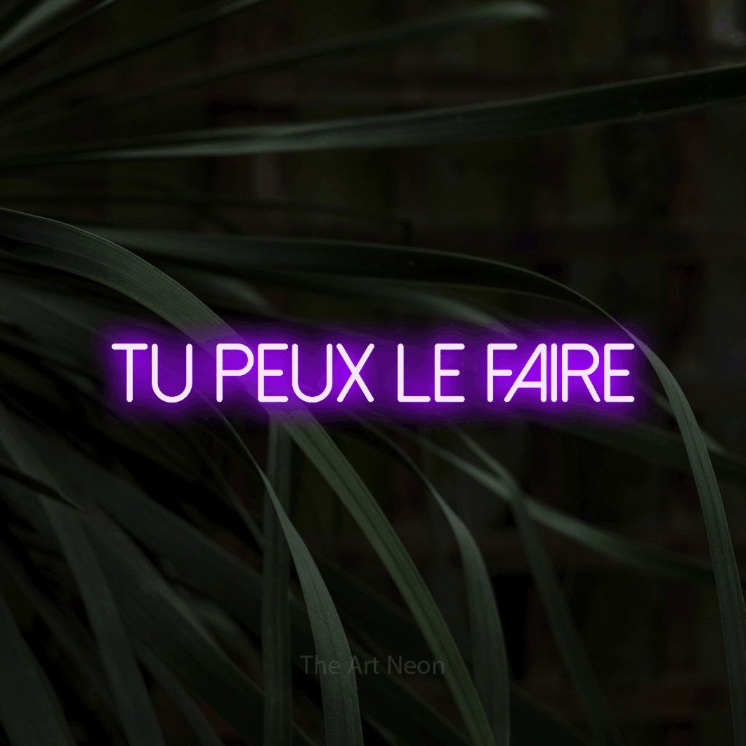 LED neon sign reading “Tu Peux Le Faire”, arranged in a single line.