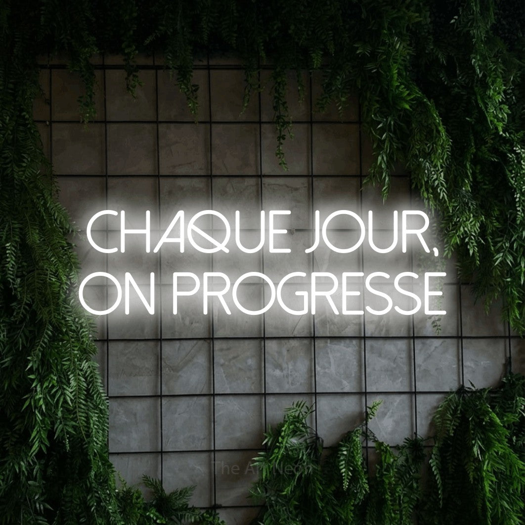 LED neon sign reading “Chaque Jour, On Progresse”, arranged in 2 lines.