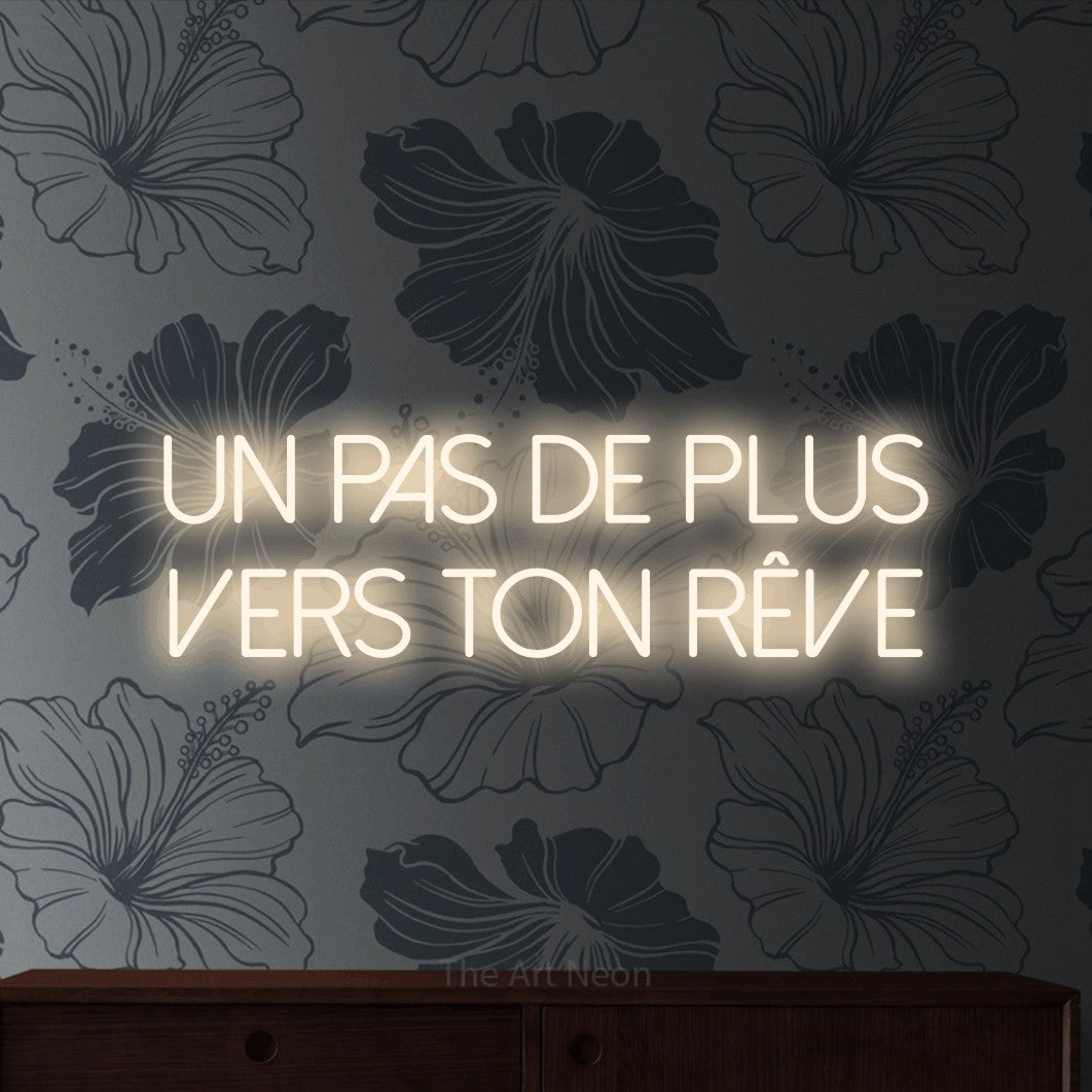 LED neon sign reading “un pas de plus vers ton rêve”, arranged in 2 lines.