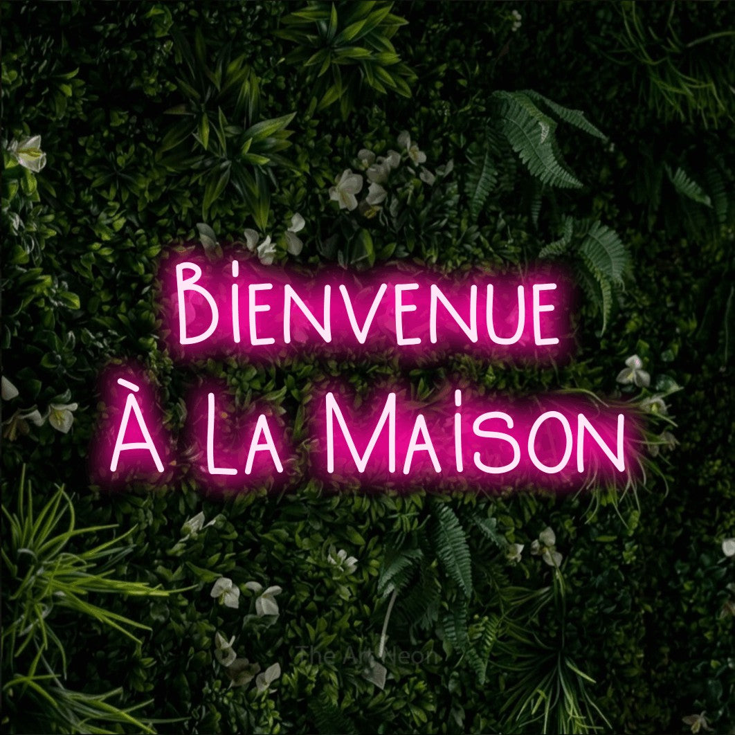 LED neon sign reading “Bienvenue À La Maison”, arranged in 2 lines.