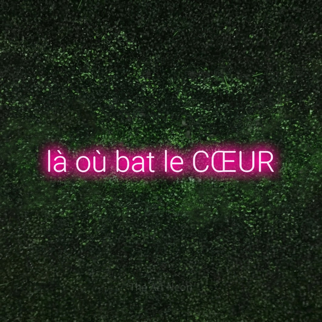 LED neon sign reading “là où bat le CŒUR”, arranged in a single line.