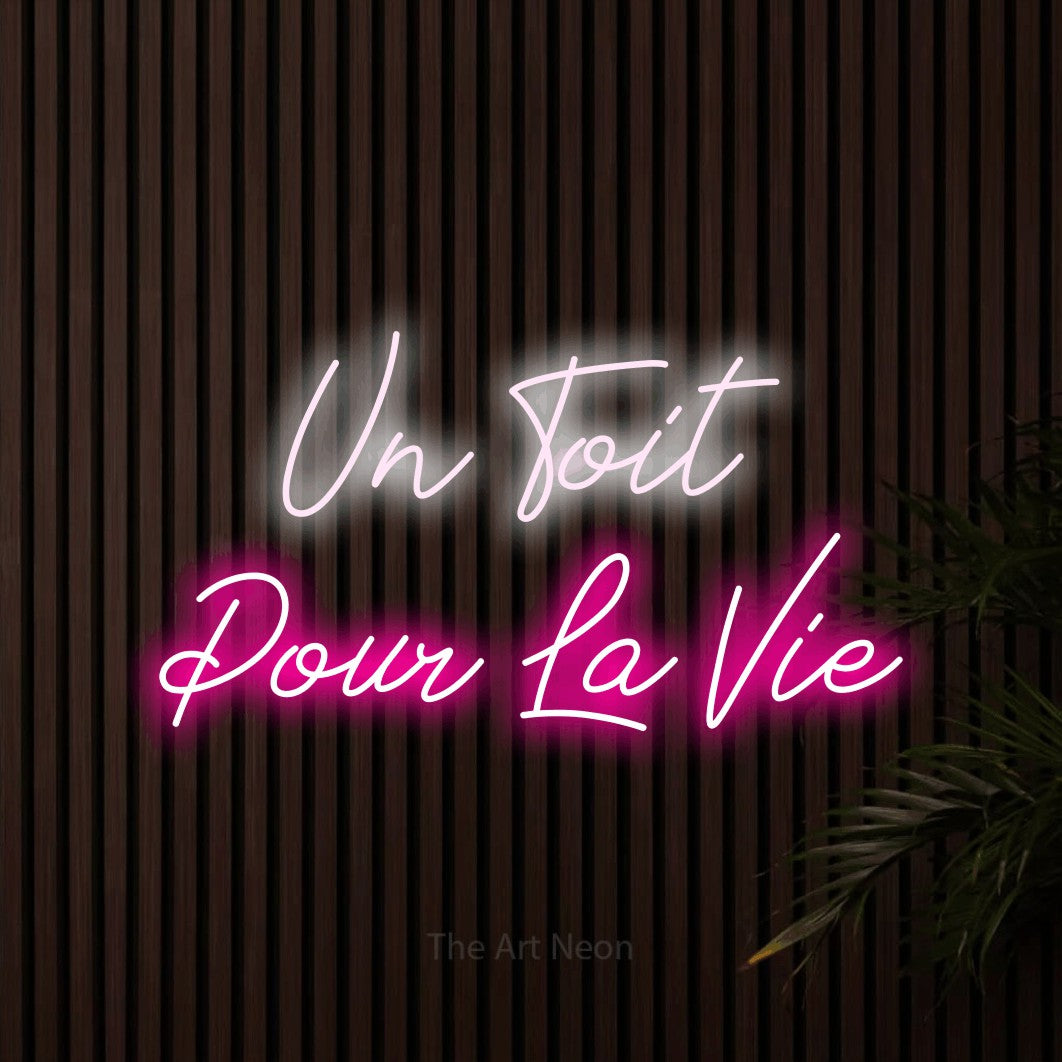 LED neon sign reading “Un Toit Pour La Vie”, arranged in 2 lines.