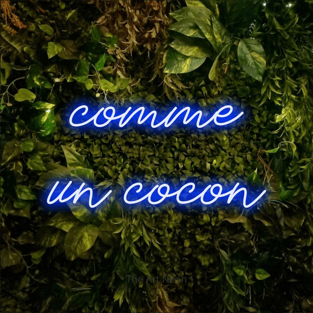 LED neon sign reading “comme un cocon”, arranged in 2 lines.