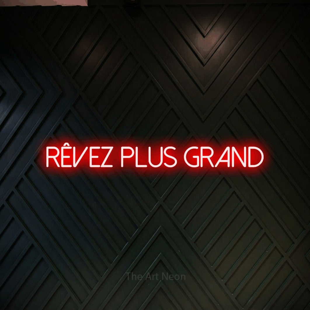 LED neon sign reading “Rêvez Plus Grand”, arranged in a single line.