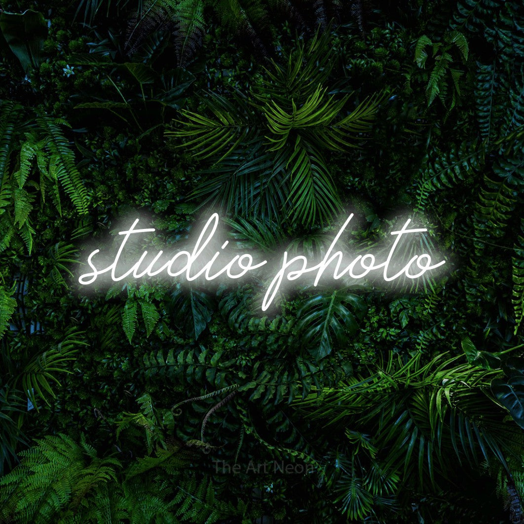 LED neon sign reading “studio photo”, arranged in a single line.