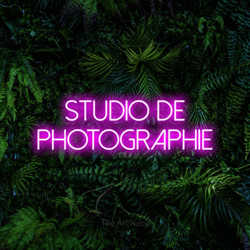 LED neon sign reading “STUDIO DE PHOTOGRAPHIE”, arranged in 2 lines.
