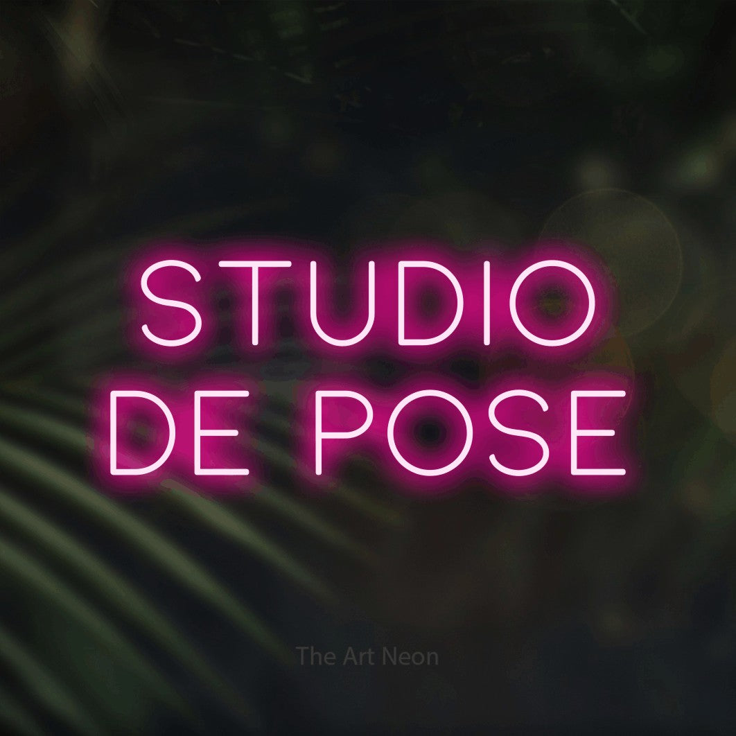 LED neon sign reading “STUDIO de pose”, arranged in 2 lines.