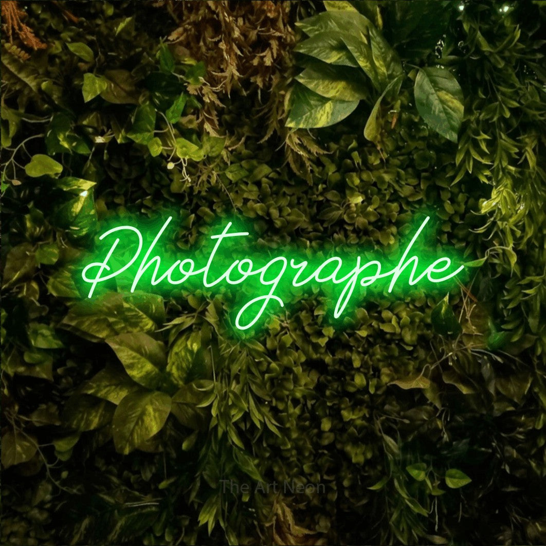LED neon sign reading “Photographe”, arranged in a single line.