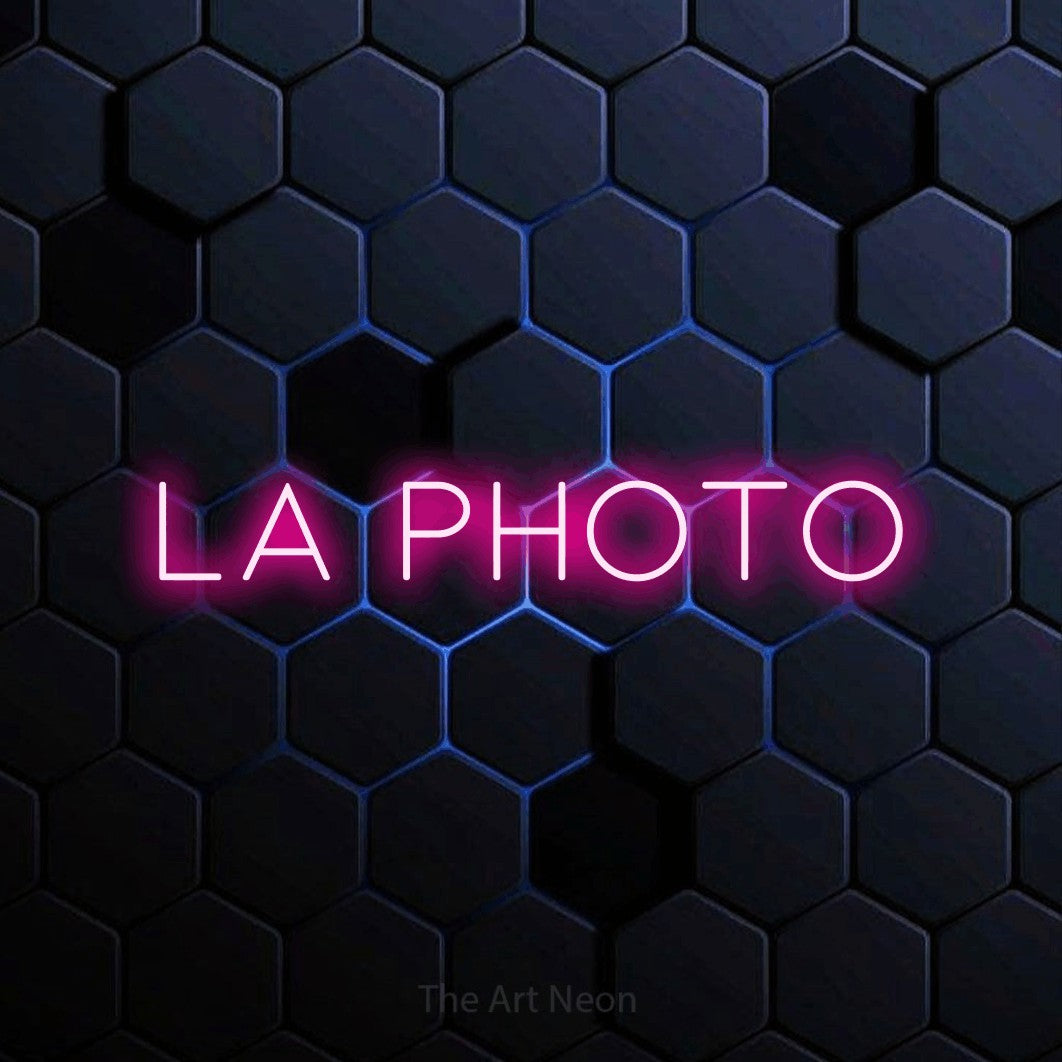 LED neon sign reading “la photo”, arranged in a single line.
