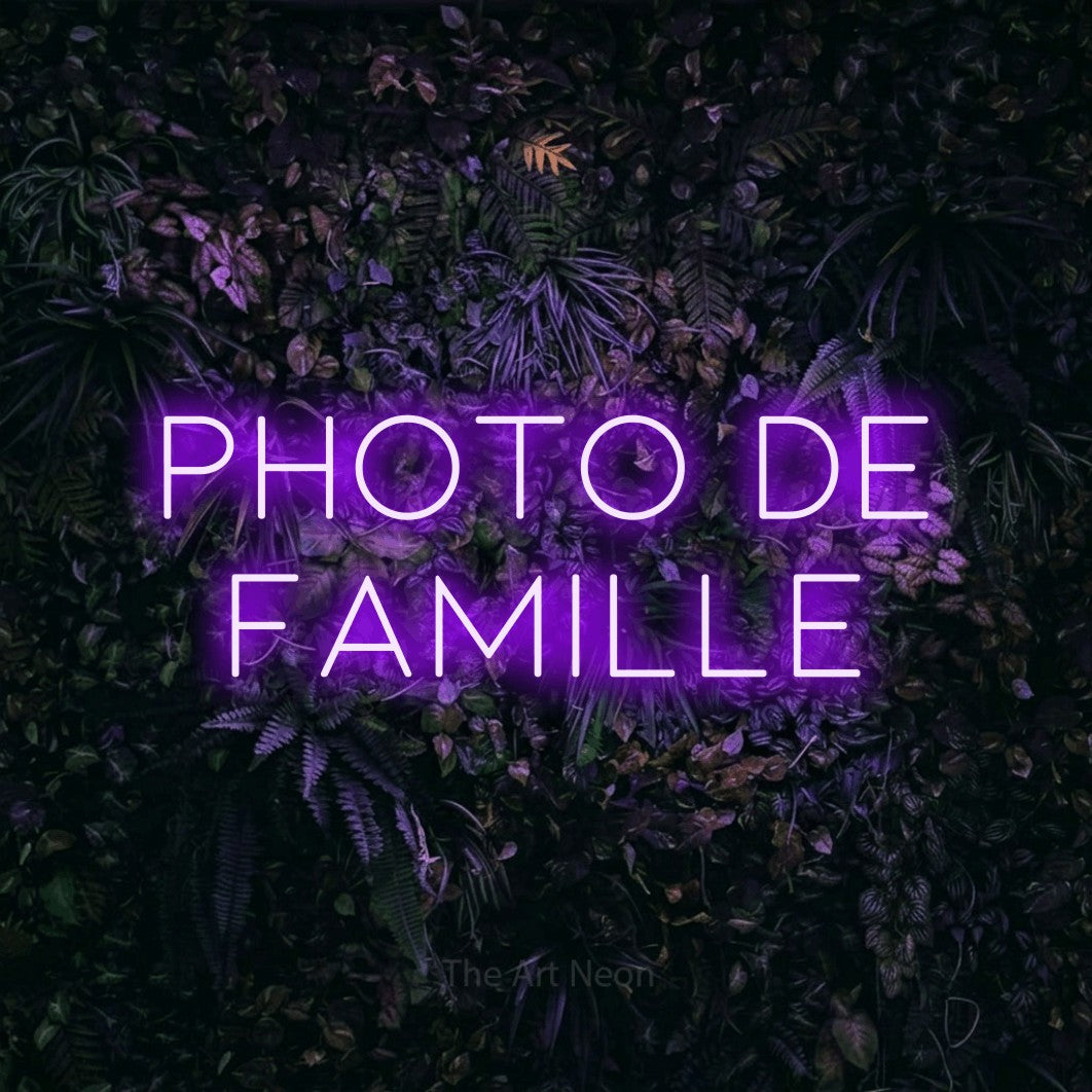 LED neon sign reading “Photo De Famille”, arranged in 2 lines.