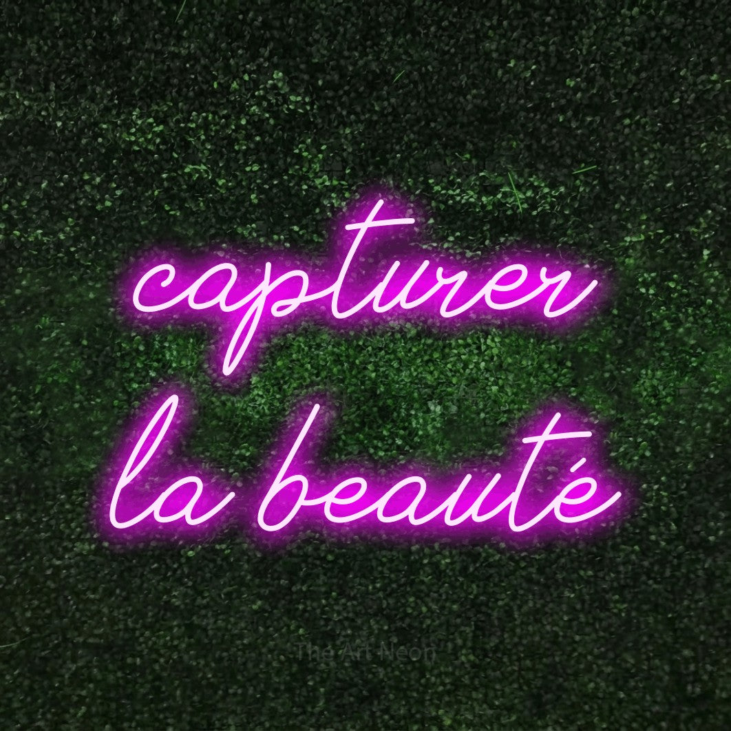 LED neon sign reading “capturer la beauté”, arranged in 2 lines.
