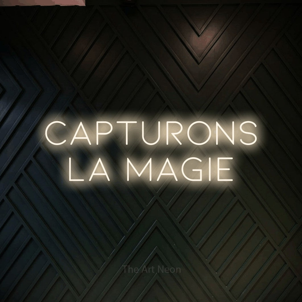 LED neon sign reading “capturons la magie”, arranged in 2 lines.