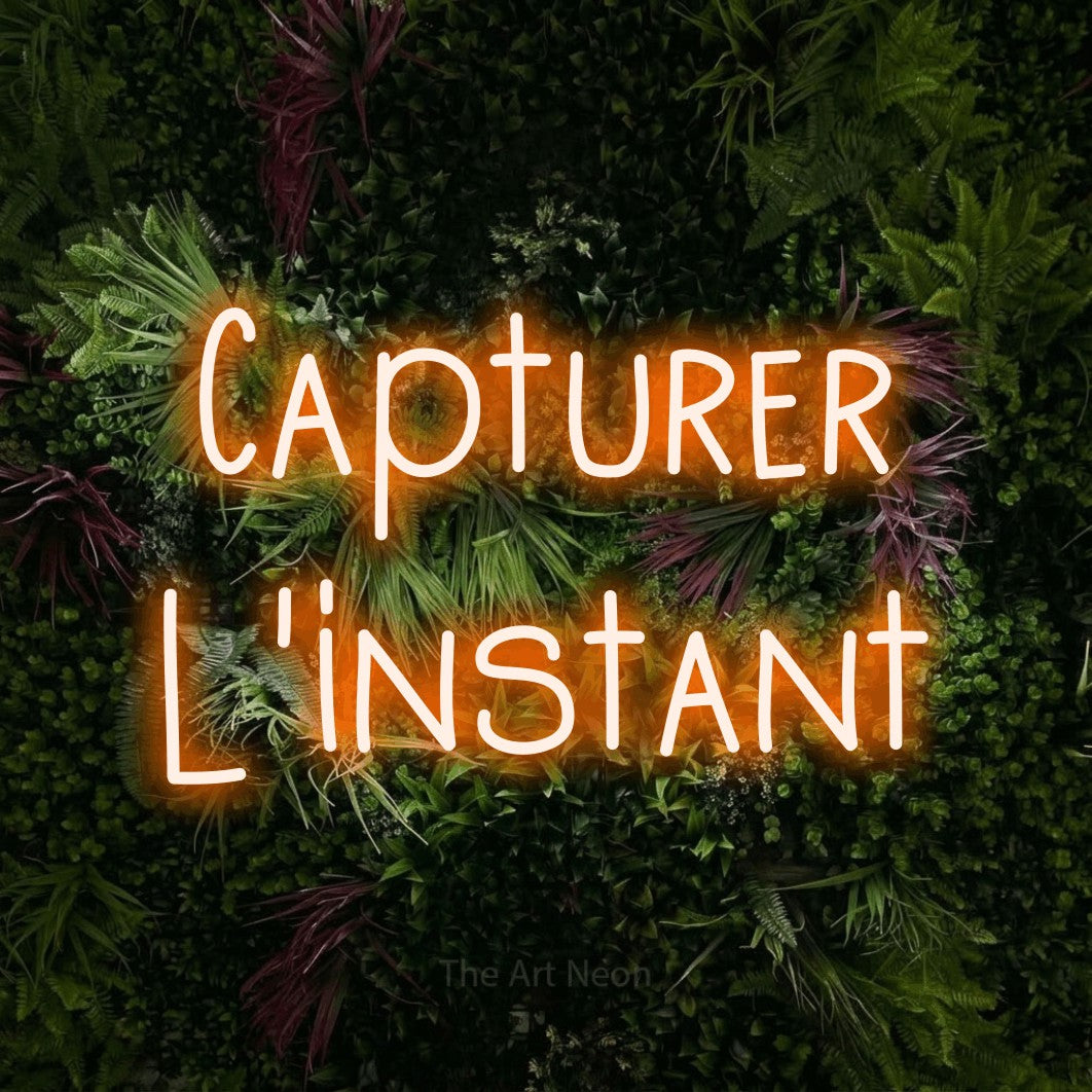 LED neon sign reading “Capturer l'instant”, arranged in 2 lines.