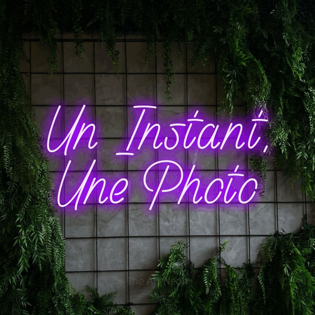 LED neon sign reading “Un Instant, Une Photo”, arranged in 2 lines.