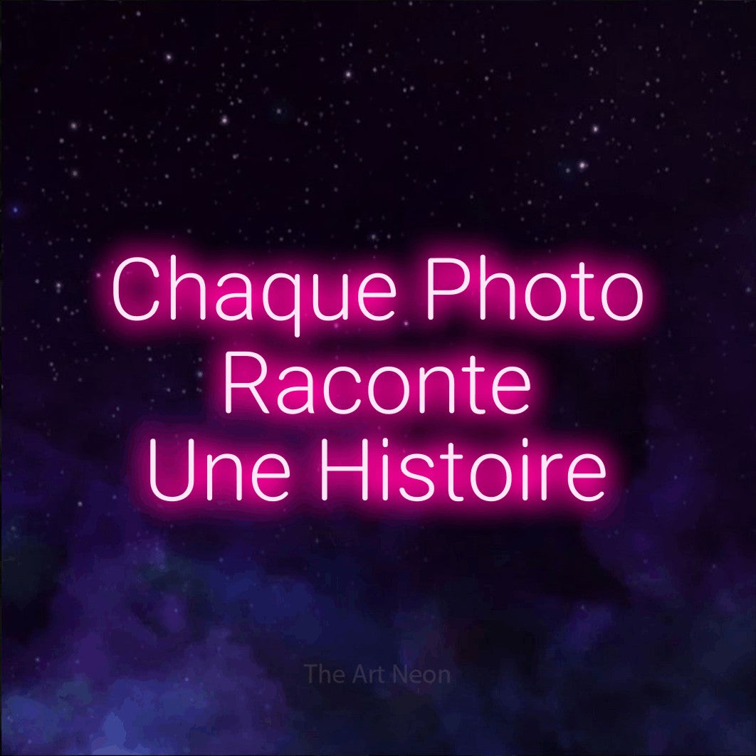LED neon sign reading “Chaque Photo Raconte Une Histoire”, arranged in 3 lines.