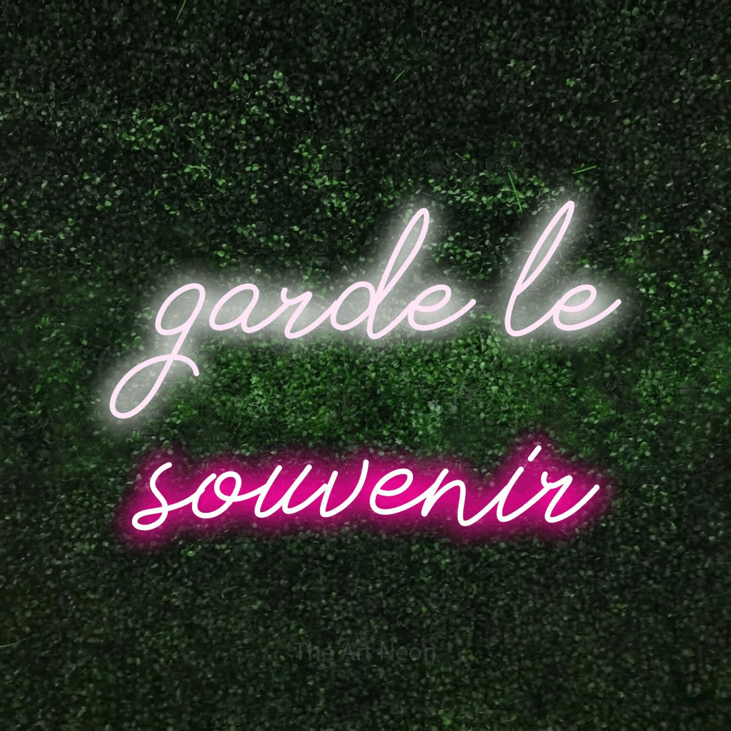 LED neon sign reading “garde le souvenir”, arranged in 2 lines.