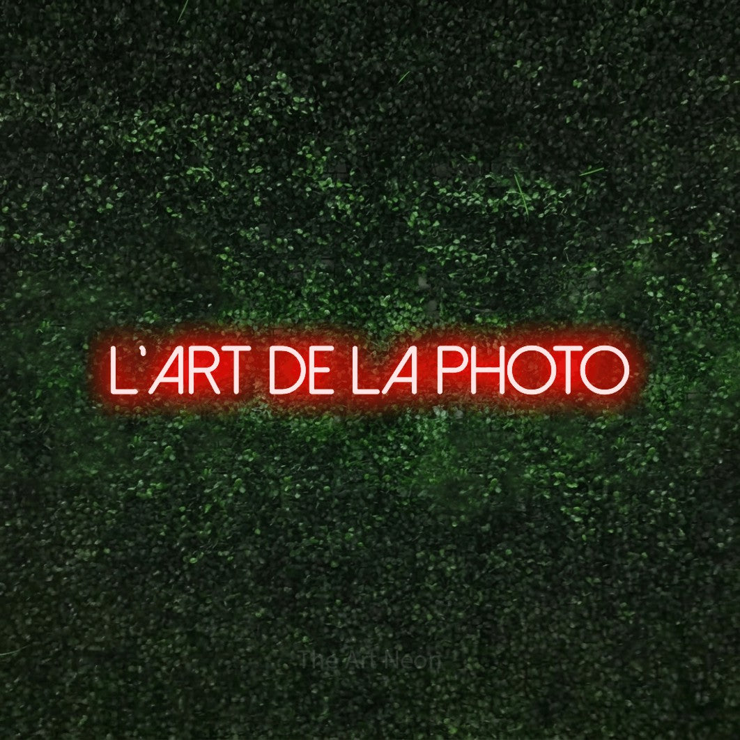 LED neon sign reading “L'ART DE LA PHOTO”, arranged in a single line.