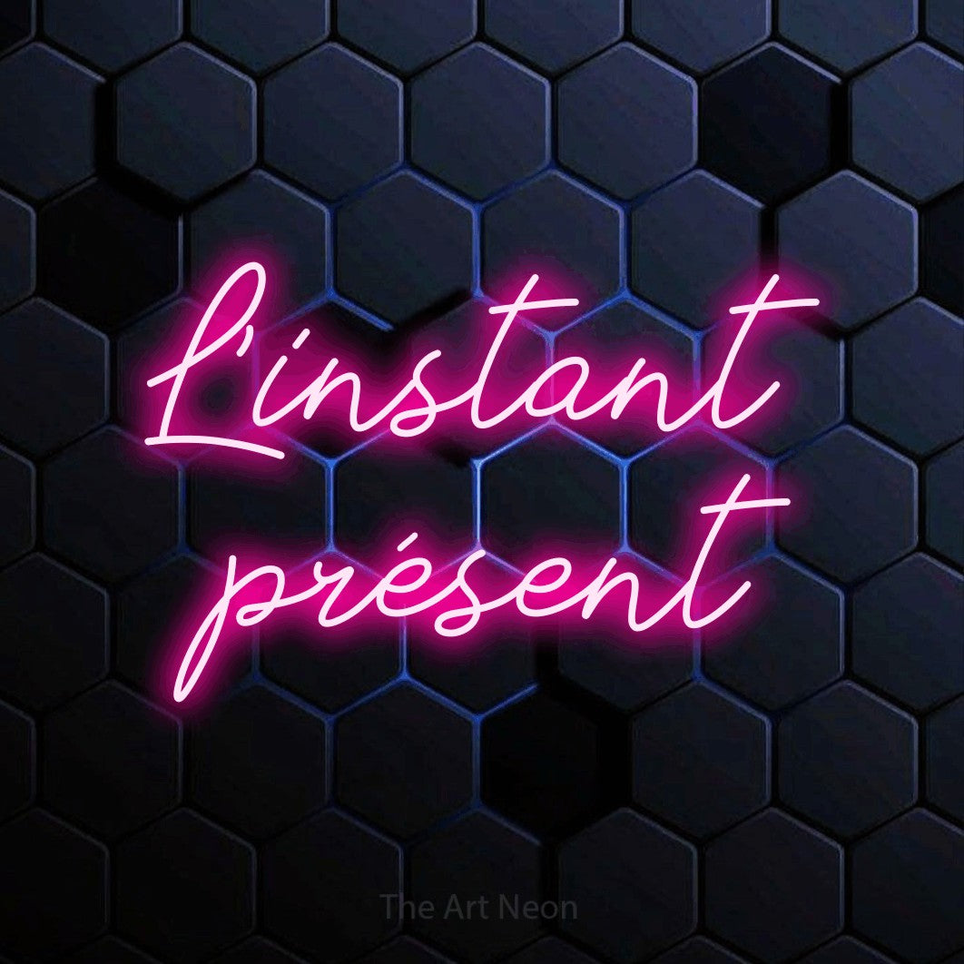 LED neon sign reading “L'instant présent”, arranged in 2 lines.