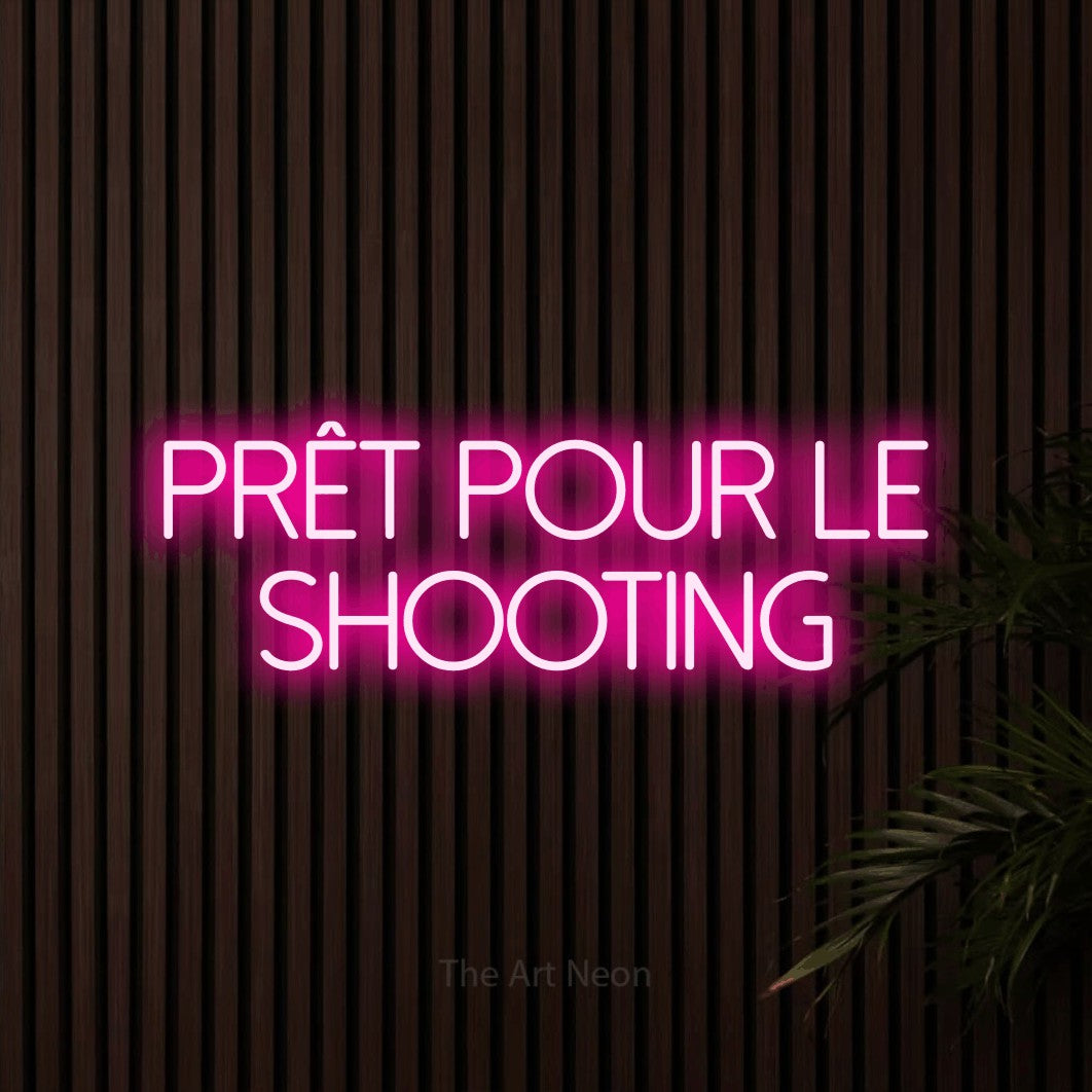 LED neon sign reading “Prêt Pour Le Shooting”, arranged in 2 lines.