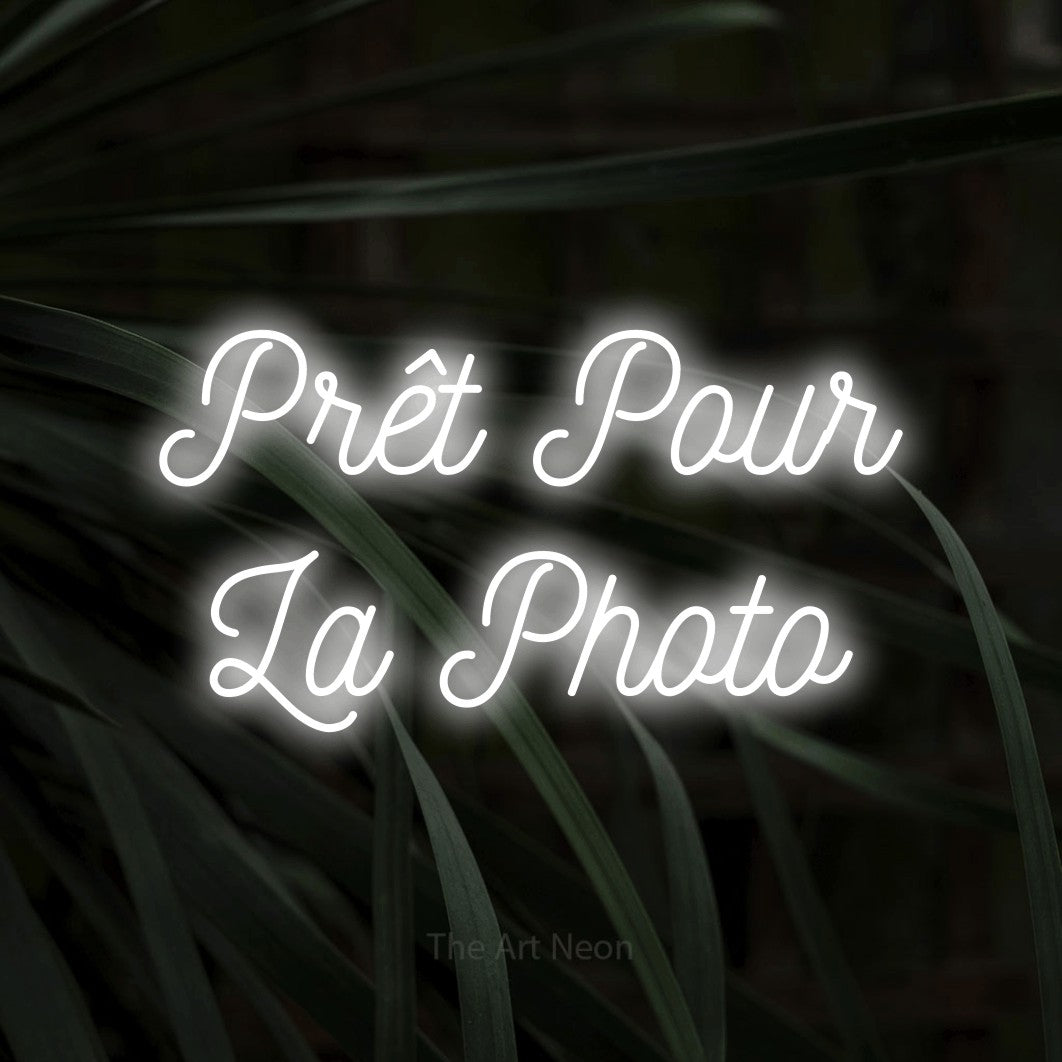 LED neon sign reading “Prêt Pour La Photo”, arranged in 2 lines.