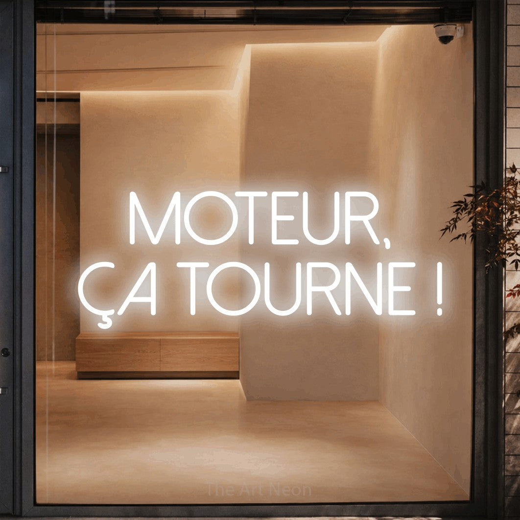 LED neon sign reading “Moteur, Ça Tourne !”, arranged in 2 lines.
