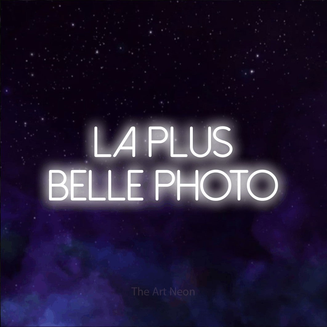 LED neon sign reading “LA PLUS BELLE PHOTO”, arranged in 2 lines.